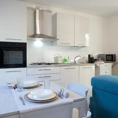 Lora Roses 2, Free Private Parking, Self Check-in, Air Conditioner