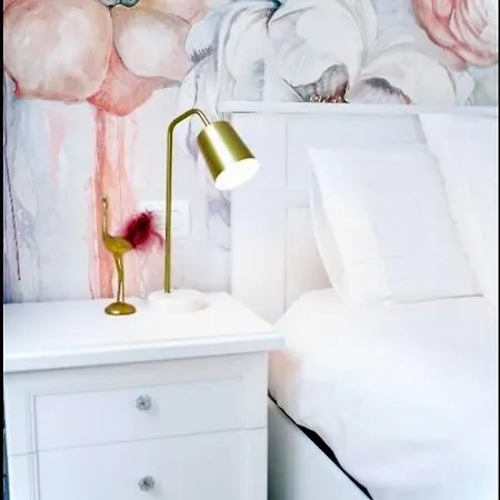 Lora Roses 2, Free Private Parking, Self Check-in, Air Conditioner *